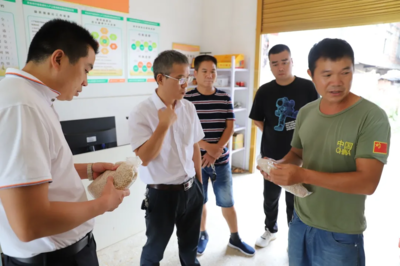 江華瑤族自治縣商務(wù)局程達(dá)明局長實(shí)地考察鎮(zhèn)、村級(jí)電商服務(wù)站點(diǎn)建設(shè)情況